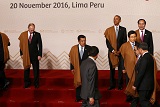 Владимир Путин сфотографировался в перуанской накидке в Лиме