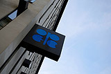Страны ОПЕК и не входящие в картель договорились сократить добычу нефти