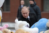 Путин возложил цветы у сгоревшего торгового центра в Кемерове