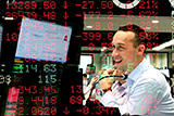 Рынок акций РФ открылся снижением индексов МосБиржи и РТС на 0,5-0,6%