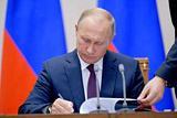 Президент подписал пакет законов об оскорблении госсимволов