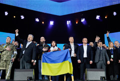 Вставшие на колени Порошенко и Зеленский закончили дебаты гимном