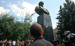 В Харькове повалили бюст маршала Жукова